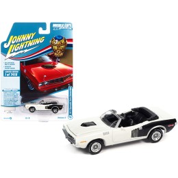 1971 Plymouth Barracuda Convertible Sno White with Black Hemi Side Billboards 'Class of 1971' Limited Edition to 7418 pieces Worldwide 'Muscle Cars USA' Series 1/64 Diecast Model Car by Johnny Lightning